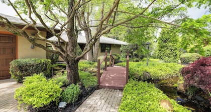 Zen Escape Overlooking Lake Erie: Deck, Gardens