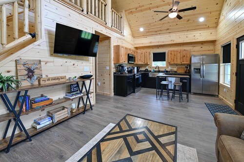 Pet-friendly Home w/ Hot Tub & Yard in Willisburg!