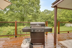 An outdoor grill on a wooden deck with a view of a wooded area. - Walk to Town: Fayetteville Retreat w/ Hot Tub! (Fayetteville)