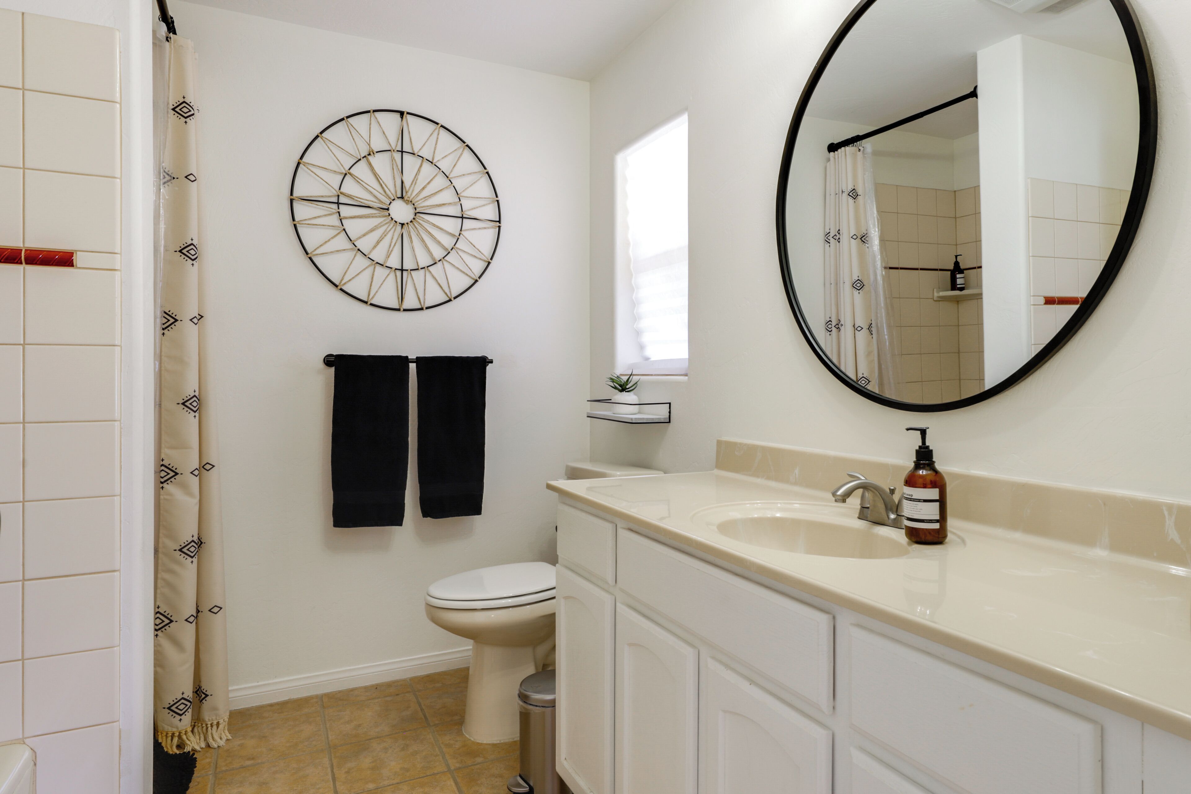 Une salle de bain avec des toilettes, un lavabo et un miroir.