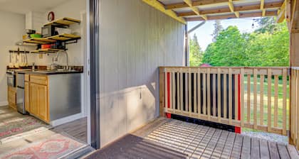 Pet-friendly Quaint Cottage: Park-like Setting