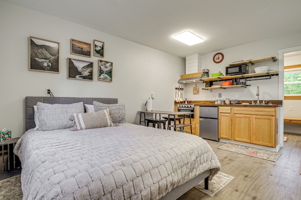 Pet-friendly Quaint Cottage: Park-like Setting - Monroe, WA