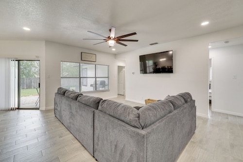 3 Mi to Seaworld! Cozy Family Home w/ Patio