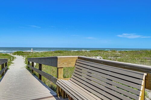 Cool Off in the Ocean-view Pool! Cocoa Beach Unit