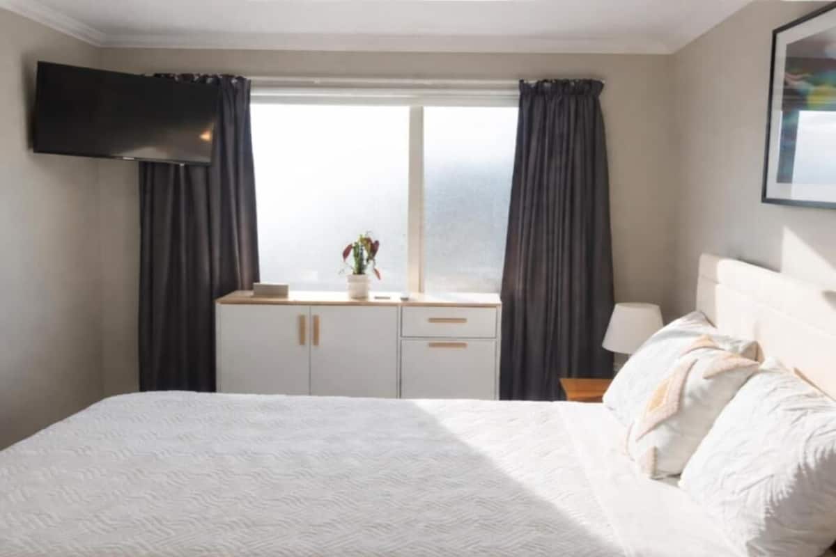House, 2 Bedrooms | Iron/ironing board, free WiFi