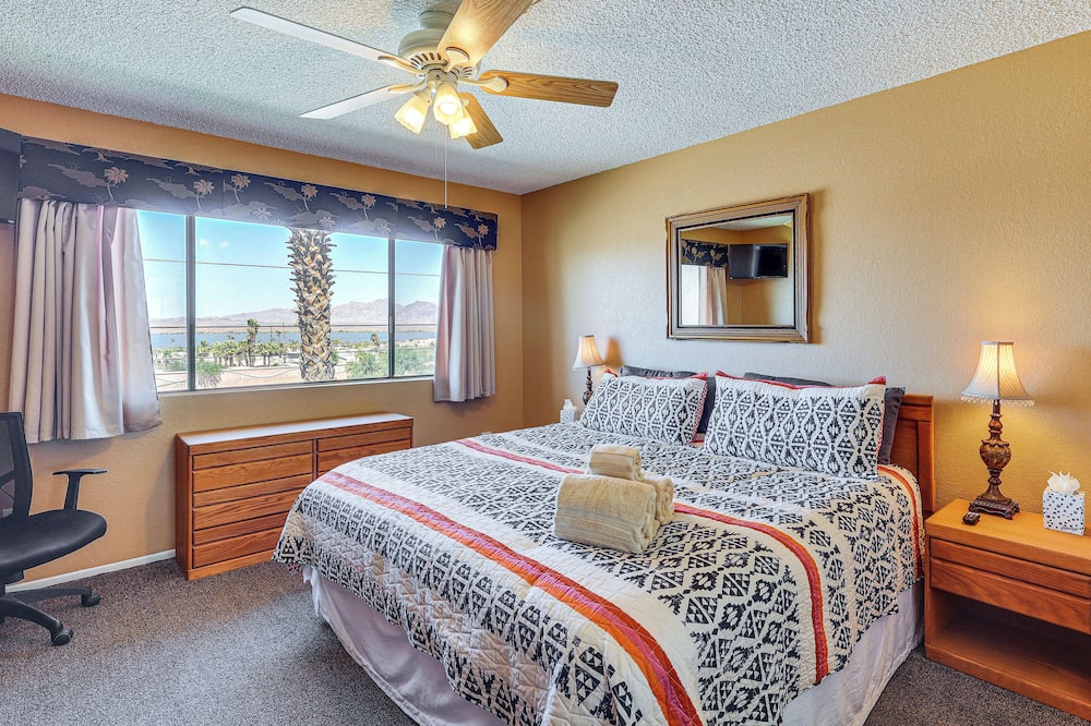 Poolside Fun, Lake Havasu Views! Desert Getaway
