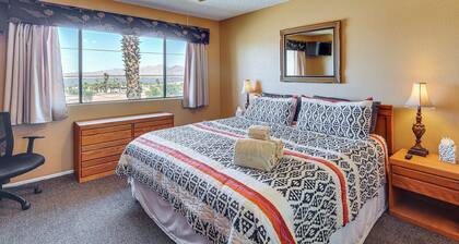 Poolside Fun, Lake Havasu Views! Desert Getaway