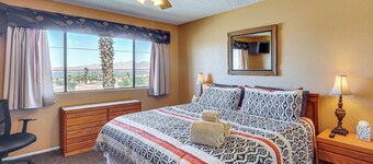 Poolside Fun, Lake Havasu Views! Desert Getaway