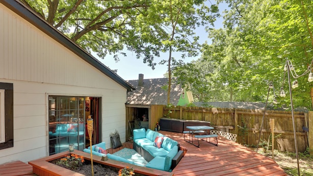 A deck with a sofa, a small table, and a barbecue grill. - 13 Miles to Arrowhead Stadium! Bbq-ready Home Base (Kansas City)