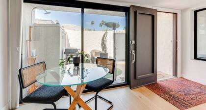 Unwind Poolside, Walk to El Paseo: Desert Oasis!