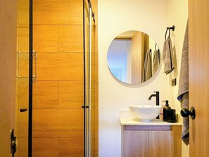 Shower, towels, soap, toilet paper - Vrbo Property (Medellín)