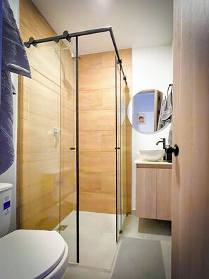 Douche, serviettes fournies, savon, papier toilette