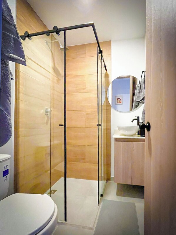 Shower, towels, soap, toilet paper - Vrbo Property (Medellín)