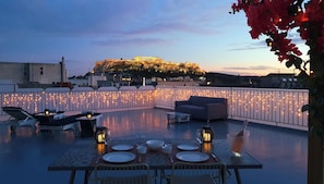Outdoor dining - Acropolis View Apartment in Heart of Monastiraki (Athina)