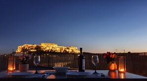 Outdoor dining - Acropolis View Apartment in Heart of Monastiraki (Athina)