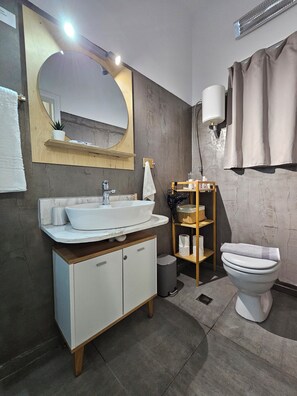 Hair dryer, towels, soap, toilet paper - Acropolis View Apartment in Heart of Monastiraki (Athina)