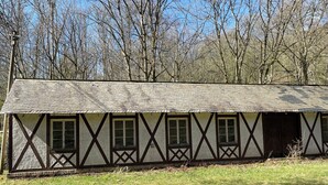 A traditional building with a gabled roof, multiple windows, and a symmetrical facade. - Landsitz Kammerburg - Landhaus mit Kegelbahn (Lorch)