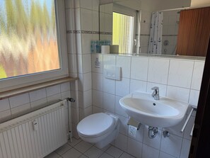 Een douche, handdoeken