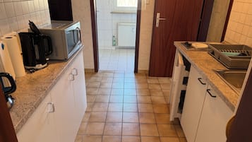 Wasserkocher mit Kaffee-/Teezubehör, Kühlschrank, Mikrowelle