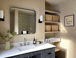 Shower, hair dryer, towels, soap - Green Mountain Sanctuary · An Artful Vermont Home (Manchester)