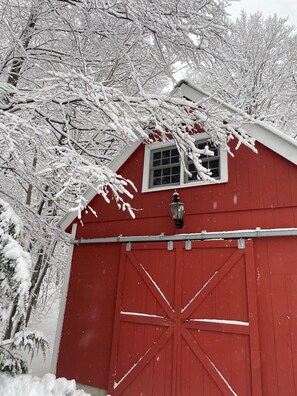 Exterior - Green Mountain Sanctuary · An Artful Vermont Home (Manchester)