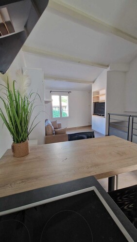 Joli studio rénové dans village provençal