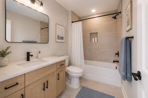 Premium-Zimmer | Badezimmer | Haartrockner, Handtücher, Seife, Shampoo