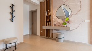 Un interior moderno con un armario de madera, un espejo y un banco.