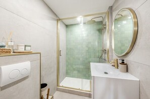 Bathroom - Vrbo Property (Paris)