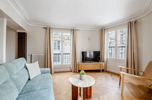 Living area - Vrbo Property (Paris)