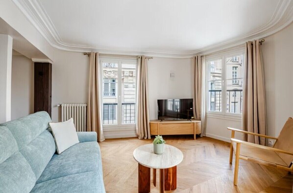 Living area - Vrbo Property (Paris)