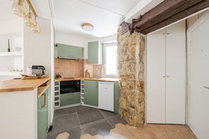 Private kitchen - Vrbo Property (Paris)
