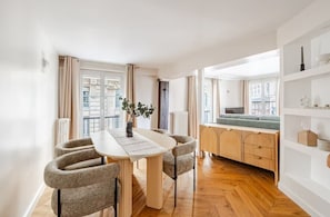 Dining - Vrbo Property (Paris)
