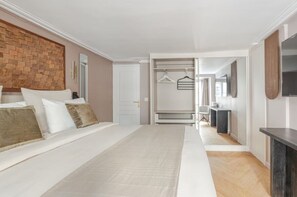 Room - Vrbo Property (Paris)