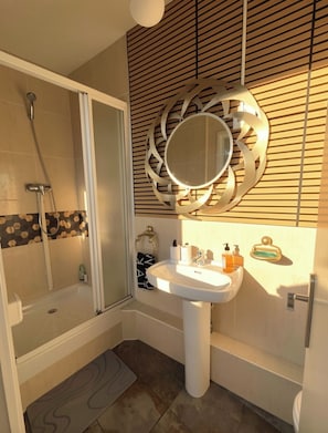 Hair dryer, towels, toilet paper - Beach RAMBLA (Barcelona)