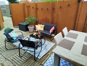 Outdoor dining - A country atmosphere at the Layon gite. (Les Garennes sur Loire)
