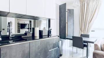 Frigorifero, microonde, forno, piano cottura