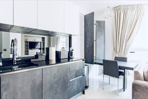 Frigorifero, microonde, forno, piano cottura