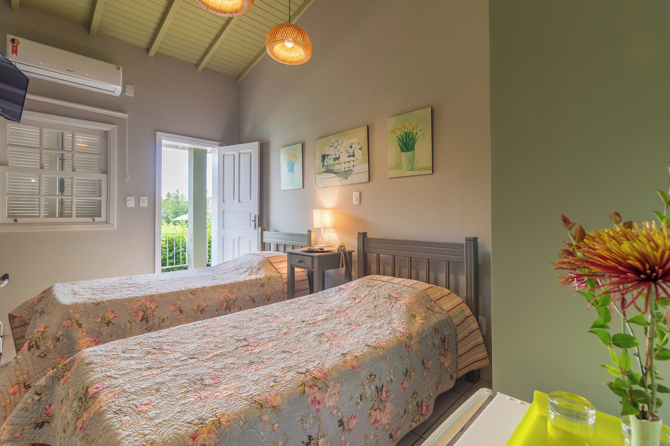 Une chambre avec deux lits, une fenêtre, un bureau et une chaise.