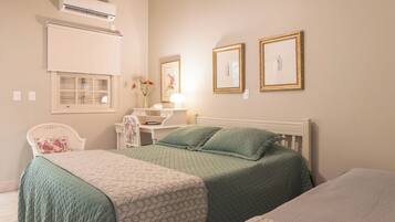 Triple Room | Iron/ironing board, free WiFi