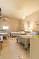 Quarto triplo, 3 camas de solteiro | Ferros/tábuas de passar roupa, Wi-Fi de cortesia