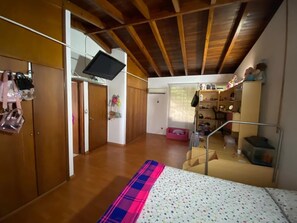 Tabla de planchar con plancha, wifi y ropa de cama