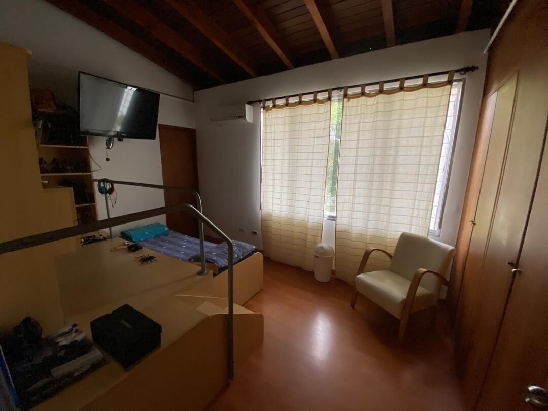4 habitaciones, tabla de planchar con plancha, wifi y ropa de cama 