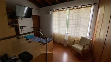 4 habitaciones, tabla de planchar con plancha, wifi y ropa de cama