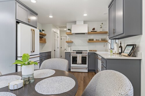 Newly Remodeled home-walk to downtown sister bay