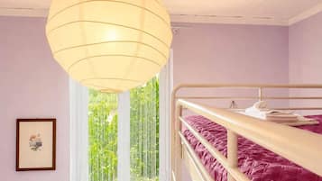 3 habitaciones y tabla de planchar con plancha
