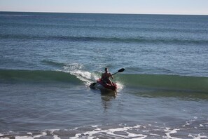 Une personne pratiquant le kayak sur une étendue d’eau calme.