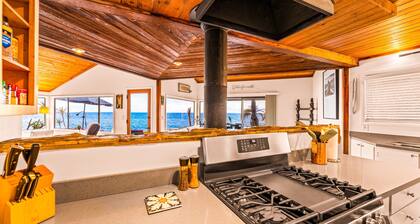 Oceanfront Retreat, Amazing Ocean Views W/Jacuzzi!