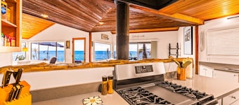 Oceanfront Retreat, Amazing Ocean Views W/Jacuzzi!