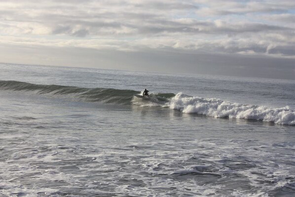 Un surfeur chevauchant une vague dans l’océan.